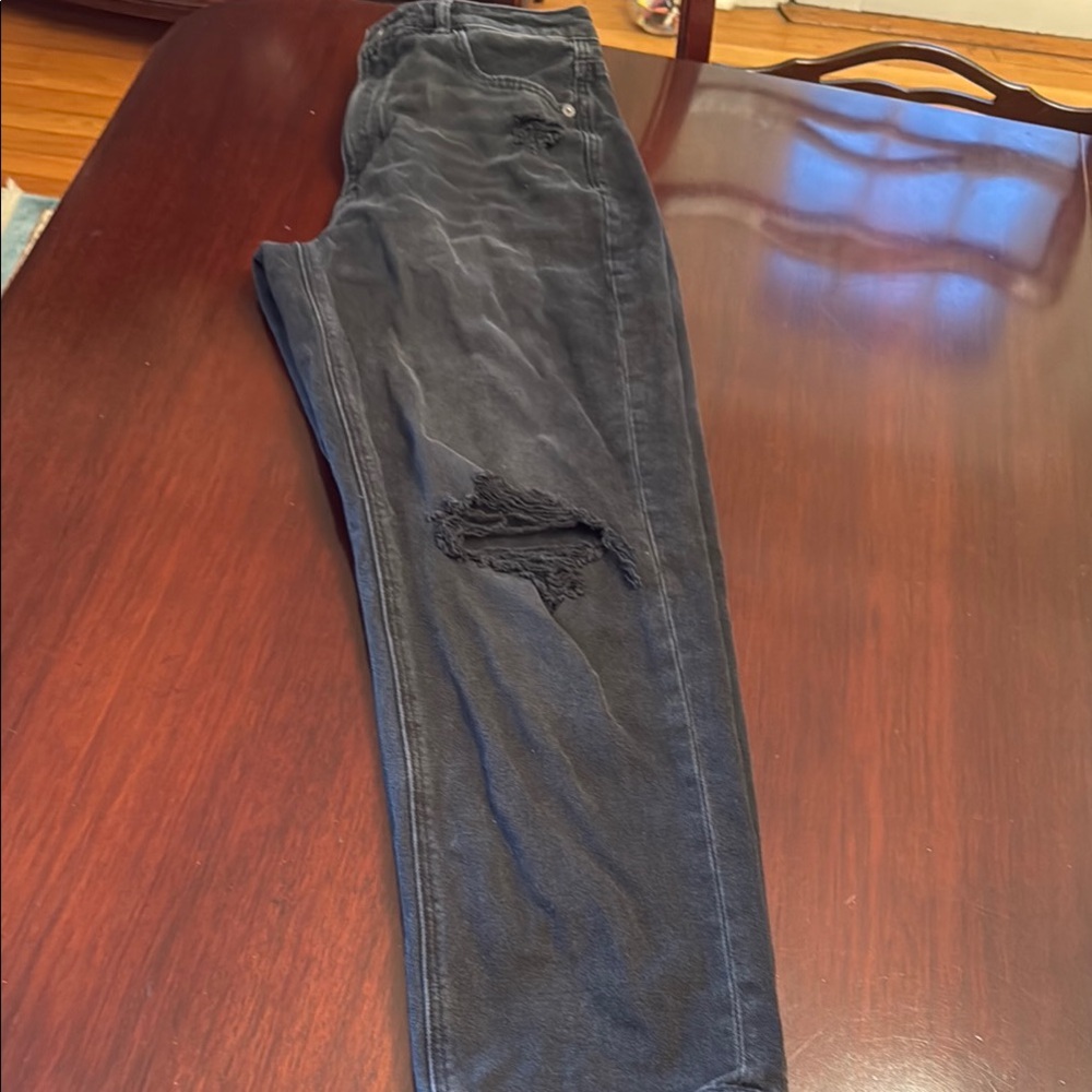 American Eagle Mom Straight Leg Jeans. Black. Size 8